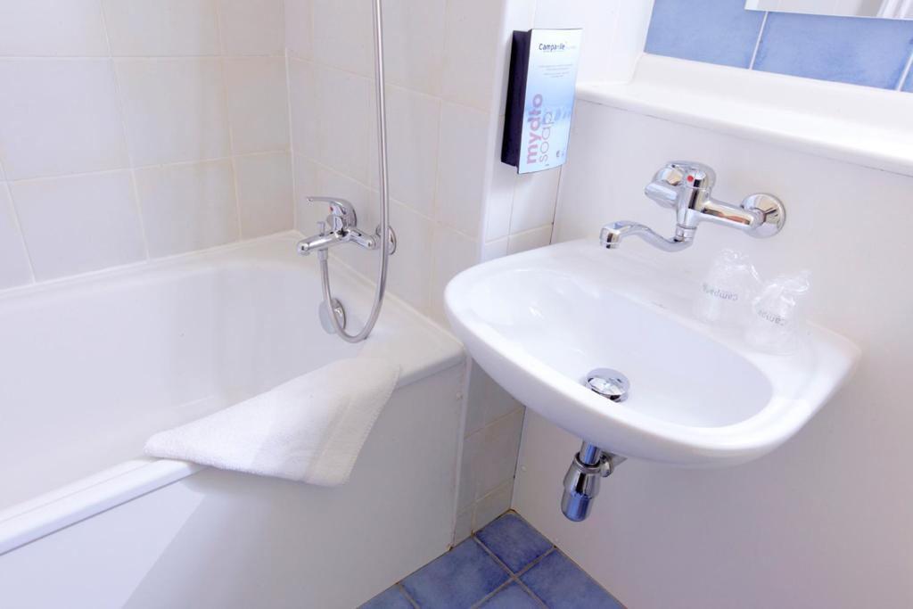 Campanile Hotel Mayenne Phòng bức ảnh