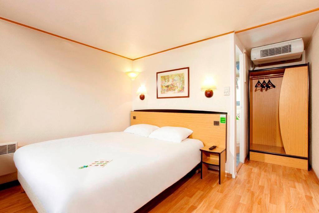 Campanile Hotel Mayenne Phòng bức ảnh